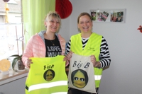 News - Central: Mit den BigB-Warnwesten sind die Pflegekinder von Tagesmutter Susann Rinke bald bestens sichtbar.  Das Foto zeigt v.l.n.r. Miriam Schrader, Susann Rinke.