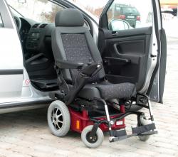 SeniorInnen News & Infos @ Senioren-Page.de | Foto: Der E-Rollstuhl der zum Beifahrersitz wird: Carony GO.