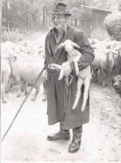 Landwirtschaft News & Agrarwirtschaft News @ Agrar-Center.de | Agrar-Center.de - Agrarwirtschaft & Landwirtschaft. Foto: Der gl�ckliche Vater der Sch�ferk�nigin in der Naturtheater Spielzeit 1975.