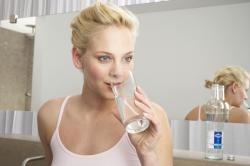 Casting Portal News | Foto: In der Staatl. Fachingen Hautstudie in Zusammenarbeit mit der Universit�t Hamburg wurde bewiesen, dass regelm��iges Trinken von Staatl. Fachingen MEDIUM die Haut bereits nach kurzer Zeit frischer und praller aussehen l�sst.