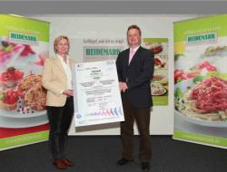 Landwirtschaft News & Agrarwirtschaft News @ Agrar-Center.de | Foto: Dr. Dorit B�ckmann, SGS, �berreicht das GLOBALG.A.P Zertifikat an Eik Teuerkauf, Landw. Putenmast Neuenhofe.