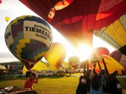 Bier-Homepage.de - Rund um's Thema Bier: Biere, Hopfen, Reinheitsgebot, Brauereien. | Foto: ber 70 Ballonfahrerteams aus ganz Europa sind seit dem 18. Juni 2010 zur Balloon Sail auf dem Kieler Nordmarksportfeld gelandet.