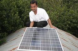 Alternative & Erneuerbare Energien News: Foto: Aufbau eines Solarpanels auf dem Dach einer Htte in Bangladesch - Andheri-Hilfe.