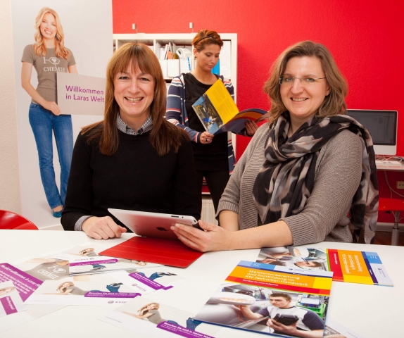 Tickets / Konzertkarten / Eintrittskarten | v.l.n.r: Petra Antwerpen, Mitarbeiterin Nil Can und Severine C. Ita mit Arbeitsbeispielen der Kunden Evonik und der Handwerkskammer Dortmund. Foto: Lutz Kampert.