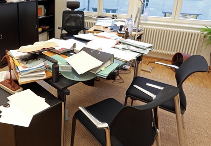 Deutsche-Politik-News.de | Nach dem Selbst- und Zeitmanagent-Coaching von Luise Berrang gibt es solche Stress-Schreibtische nicht mehr!