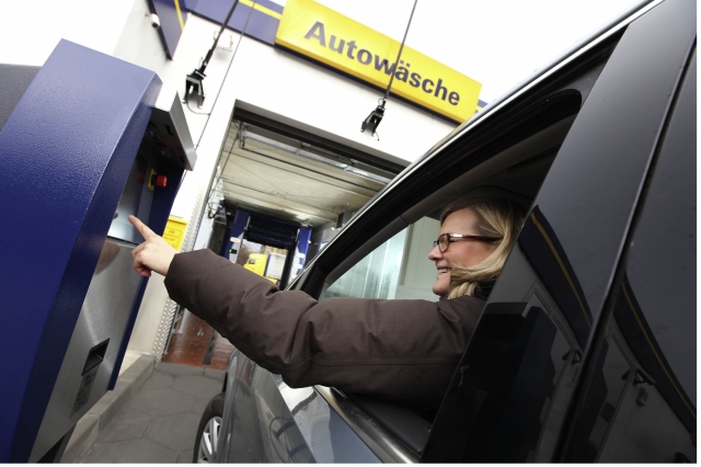 News - Central: Die neue Drive-in-Anlage an einer Mnsteraner Westfalen-Tankstelle macht es mglich, dass der Gast sein Fahrzeug fr die Autowsche nicht mehr verlassen muss.