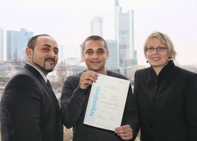 News - Central: „Joblinge“ bietet den Bewerbern eine Chance, sich einen Ausbildungsplatz zu erarbeiten. Nassauische-Heimsttte-Mieter und Stipendiat Tom Kckler (m.) aus der Hans-Bckler-Siedlung in Offenbach hat Durchhaltevermgen bewiesen. Es gratulieren ihm Projektle