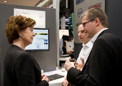 Deutsche-Politik-News.de | EU-Kommissarin Neelie Kroes mit Marc Kleine, Head of Pre-Sales, und Jrn Bodemann, CEO bei e-Spirit (v.l.n.r)