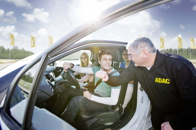 Deutsche-Politik-News.de | Beim ADAC PKW Junge-Fahrer-Training werden Fhrerscheinneulinge unter Anleitung professioneller Trainer mit Gefahrensituationen im Straßenverkehr vertraut gemacht. Quelle: ADAC