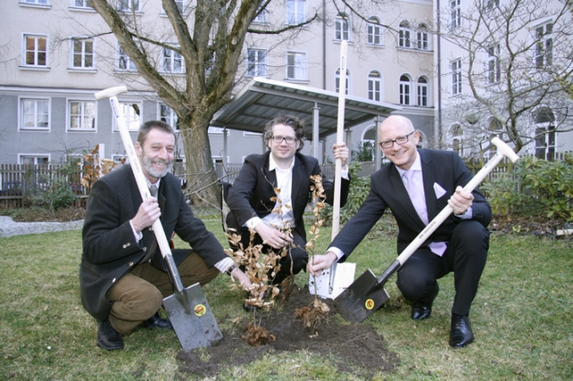 Deutsche-Politik-News.de | Startschuss: Georg Thurner (rechts), Vorstandsvorsitzender der Sparda-Bank Ostbayern eG, Philipp Bahnmller (Mitte), Pressesprecher der Bayerischen Staatsforsten, und Reinhard Lenz (links), Forstbetriebsleiter Revier Schnaittenbach, setzen die ersten Bum