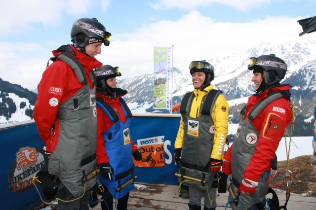 Tickets / Konzertkarten / Eintrittskarten | Kurz vor ihrem Flug mit dem Flying Fox XXL: Verena Bentele (3.v.l.) im Gesprch mit den Nachwuchs-Biathleten Christopher Tauber, Christina Rieder und Dunja Zdouc (v.l.n.r.)