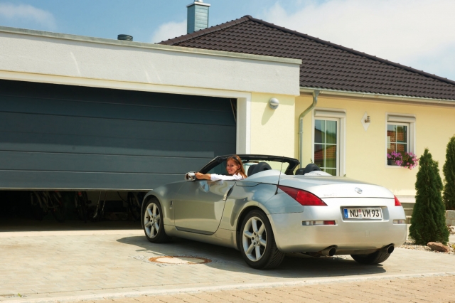 Auto News | Luxus Garagen: Auch in Garagen ohne Stromanschluss lsst sich mit einem neuen Wechsel-Akkuverfahren ein Garagentorantrieb installieren, der zudem die Sonnenenergie nutzen kann. 