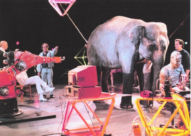 Deutsche-Politik-News.de | 1987 trifft ein KUKA Roboter auf einen Elefanten in der Fernsehreihe 