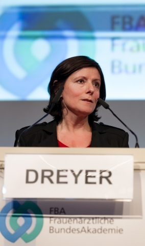 Deutsche-Politik-News.de | Die rheinland-pflzische Ministerin Malu Dreyer beim Festvortrag zum Auftakt des FOKO 2012 am 8. Mrz 2012 in Dsseldorf