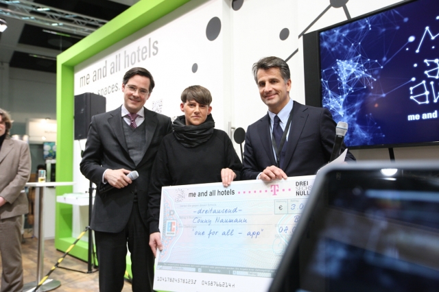 News - Central: Telekom-Manager Christian Rtsch (links) und Otto Lindner von den Lindner Hotels bergeben der Ideenwettbewerb-Gewinnerin Conny Naumann ihren Preis.