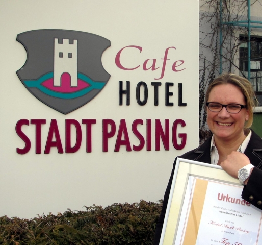 Duesseldorf-Info.de - Dsseldorf Infos & Dsseldorf Tipps | Hotelchefin Marlene Helfer freut sich ber die Urkunde