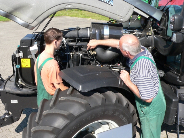 Landwirtschaft News & Agrarwirtschaft News @ Agrar-Center.de | Mehr als 500 Ausbildungsstellen zum Mechaniker für Land- und Baumaschinentechnik sind für den Ausbildungbeginn im Herbst 2012 noch frei.