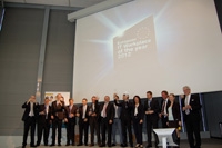 Auto News | CEO Gerhard Streit (7. von li.) nimmt den Award fr Daimler TSS auf der CeBIT 2012 entgegen.