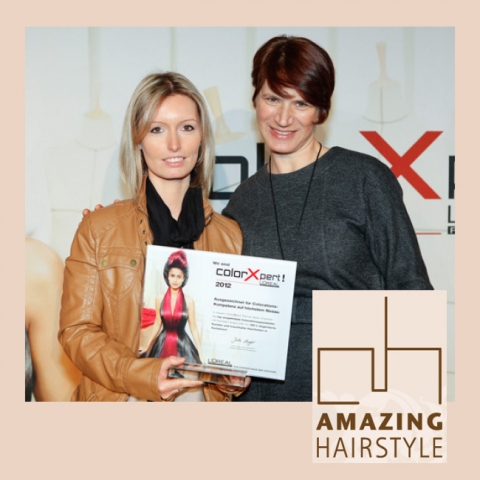 News - Central: Jutta Langer (rechts), Geschftsleiterin L´Oréal Professionnel, berreicht Salonchefin Sandra Kuntze die Auszeichnung.