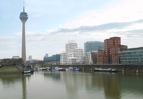 Deutsche-Politik-News.de | Futuristische Architektur fr innovative Technik: Star-Architekt Frank O. Gehry entwarf die außergewhnlichen Gebude in direkter Nachbarschaft zum Dsseldorfer Funkturm. Hier erffnete projectiondesign Deutschland sein Bro zur Betreuung der DACH-Region.