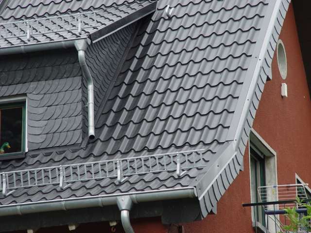 News - Central: Eine Dacheindeckung mit Stahldachpfannen ist ein wertvoller Beitrag zum Klimaschutz: Der Werkstoff kann beliebig oft recycelt werden.