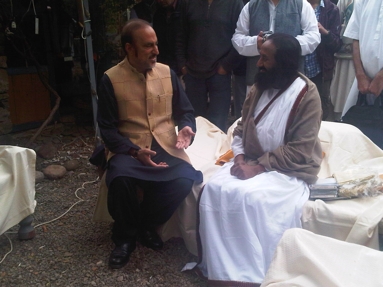 Sport-News-123.de | Eine Brcke bauen ber die Kluft: Der spirituelle und humanitre Lehrer und Grnder der Art of Living, Sri Sri Ravi Shankar, mit Dr. Babar Awan, Senator und ehemaliger Justizminister von Pakistan.