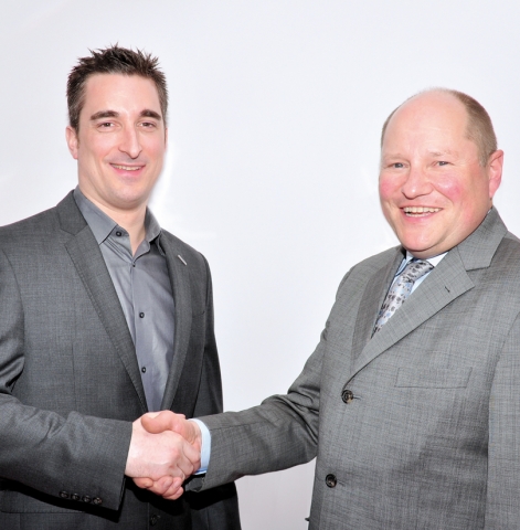 Auto News | Schukat unterzeichnet Franchiseabkommen mit Panasonic - Geschftsfhrer Bert Schukat (rechts) und Richard Dines, Sales Manager, European Distribution,  Panasonic (links)