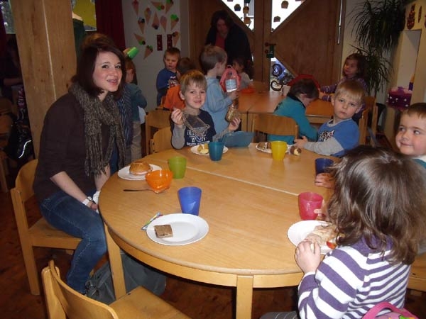 Deutsche-Politik-News.de |  Ein gemeinsames Frhstck mit den Kindern gehrt natrlich auch dazu, wenn man sein Sozialpraktikum in einem Kindergarten absolviert. 