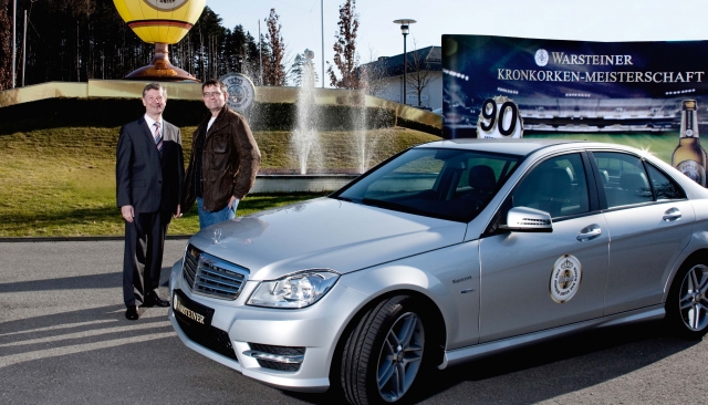 Deutsche-Politik-News.de | BU: Am Besucherzentrum „Die Warsteiner Welt“ erhielten die glcklichen Gewinner Joachim Kabuth (l.) und Thomas Riedel (r.) ihre neuen Sportflitzer. 