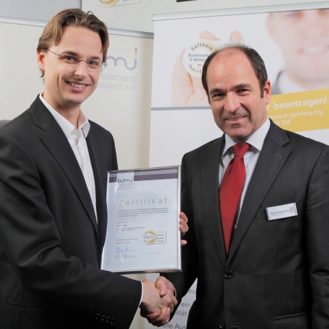 Software Infos & Software Tipps @ Software-Infos-24/7.de | Herr Hubschneider berreicht Herrn Dr. Geisser die Auszeichnung