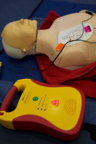 Auto News | Wenn jede Sekunde zhlt: Auch Laien knnen einen Defibrillator einsetzen.