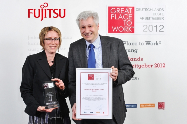 Auto News | Sonja Morrison (l.) und Axel Tripkewitz von Fujitsu Semiconductor Europe nehmen die Auszeichnung in Berlin in Empfang.