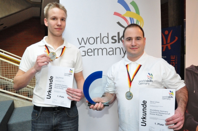 Australien News & Australien Infos & Australien Tipps | Die neuen Deutschen Meister im WorldSkills-Berufswettbewerb „Mobile Robotik“: Martin Reichert (Fot links) und Steven Urban vertreten im Herbst die deutschen Farben bei den EuroSkills Berufeeuropameisterschaften in Spa/Belgien. 