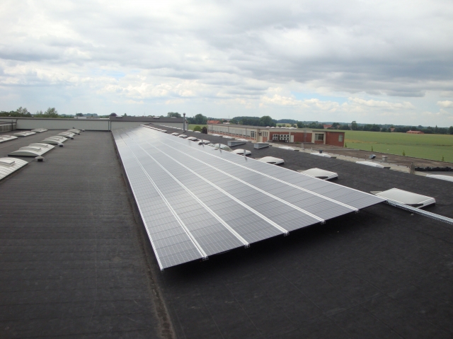 Alternative & Erneuerbare Energien News: Innerhalb von vier Monaten haben die Facharbeiter der Ahrens Solartechnik GmbH & Co. KG die leistungsfhige Solaranlage mit Kyocera-Modulen errichtet.