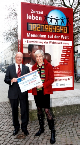 Deutsche-Politik-News.de | Wertgarantie-Vorstandsvorsitzender Thomas Schrder berreicht den Spendenscheck an Renate Bhr