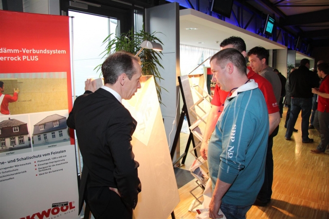 Auto News | BASF-Fachberater Andreas Fller im Gesprch mit Teilnehmern der großen SUNDO-Veranstaltung am 22.3. in Aschaffenburg.