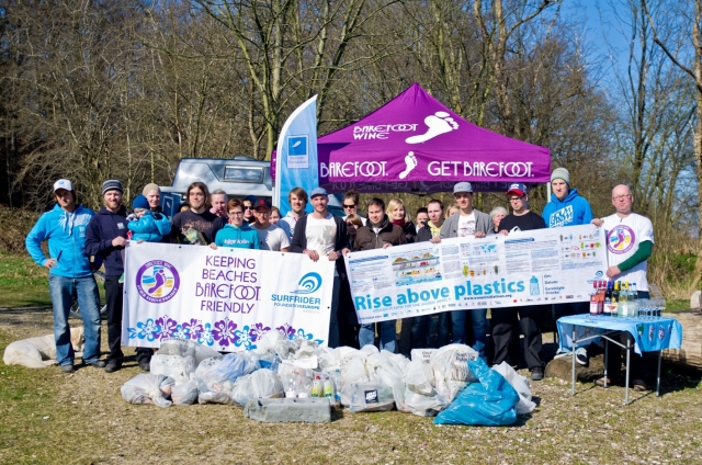 Deutsche-Politik-News.de | ber 500 Freiwillige in ganz Norddeutschland helfen Barefoot und Surfrider (hier: Kiel)