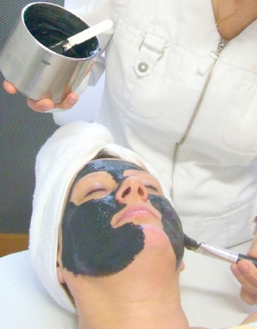 Kosmetik-247.de - Infos & Tipps rund um Kosmetik | Gesichtsbehalndlung gegen Akne mit SIVASH-Heilerdemaske
