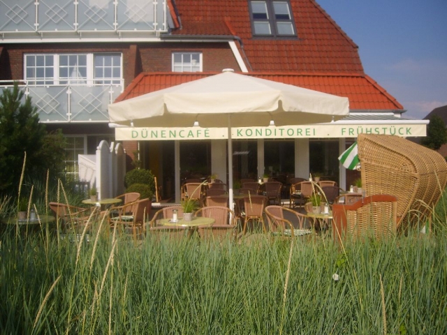 Hotel Infos & Hotel News @ Hotel-Info-24/7.de | Terrasse des Dnen-Cafes im Landidyll Hotel Insel Bsum an der Nordsee