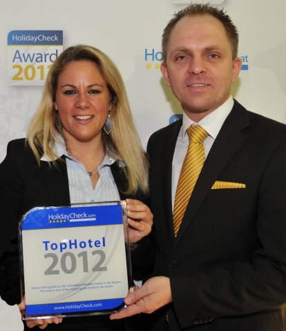 Hotel Infos & Hotel News @ Hotel-Info-24/7.de | Preisverleihung auf der ITB in Berlin (von links): Tanja Vollmuth vom Reiseportal HolidayCheck und Hoteldirektor Daniel Beer. 