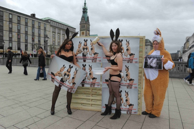 Deutsche-Politik-News.de | Aktion in Hamburg: Sexy Protest gegen grausame Kaninchenmast