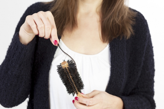 Kosmetik-247.de - Infos & Tipps rund um Kosmetik | Durchschnittlich jede dritte Frau leidet in Deutschland an Haarausfall
