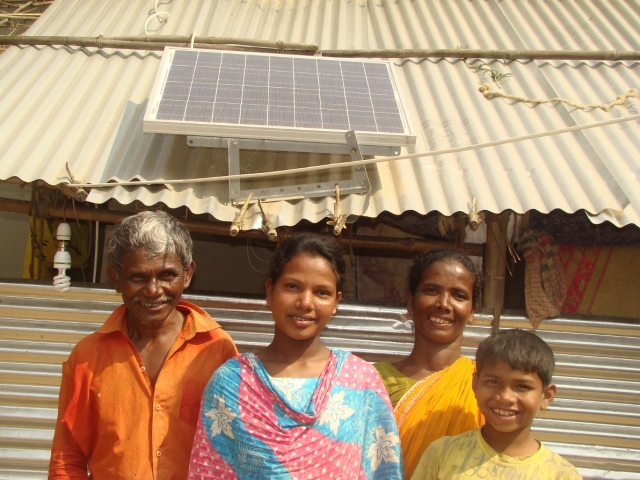 News - Central: Familie mit Solar-Home-System_Quelle Andheri-Hilfe Bonn