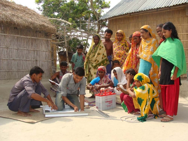 Finanzierung-24/7.de - Finanzierung Infos & Finanzierung Tipps | Familie in Bangladesch wartet gespannt auf die Installation der Solaranlage. Besonders die Kinder profitieren von dem sauberen Licht, da die gesundheitsschdigenden Abgase der Kerosinlampen entfallen
