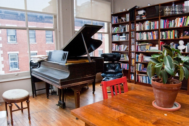 Deutsche-Politik-News.de | Das Loft mit Piano im Stadtteil Soho, New York. (Quelle: Airbnb)