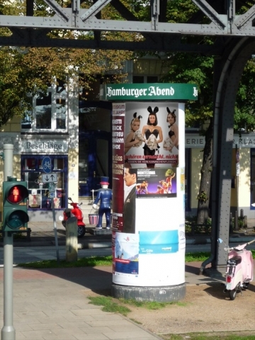 Deutsche-Politik-News.de | Tierschutzplakate mit Jahrtausend-Playmate an Hamburger Litfaßsulen