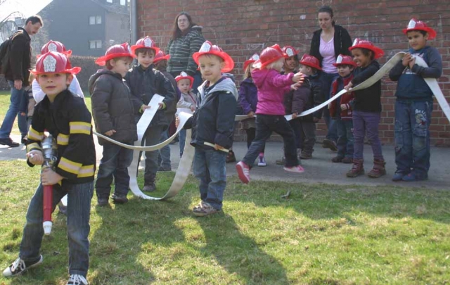 Duesseldorf-Info.de - Dsseldorf Infos & Dsseldorf Tipps | Spielerisch lernen die Kinder den Umgang mit dem Fhrungsschlauch kennen, der sie im Ernstfall zum Sammelplatz fhrt