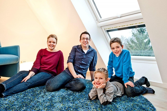 Deutsche-Politik-News.de | Die Oldendorfs - Christian (39), Irina (37), Lasse (8) und Finn (6) stellen im VELUX LichtAktiv Haus zwei Jahre lang das Wohnen der Zukunft auf die Probe. 