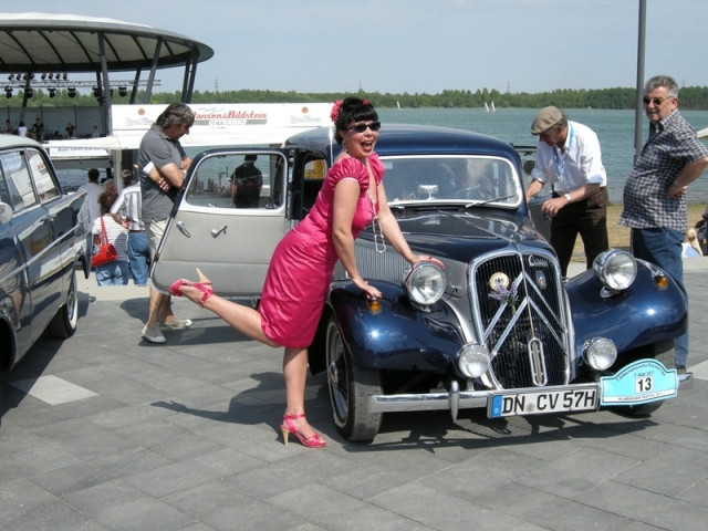 Deutsche-Politik-News.de | Entertainerin Vivien liebt Autos, Mode und Musik der 50er Jahre.