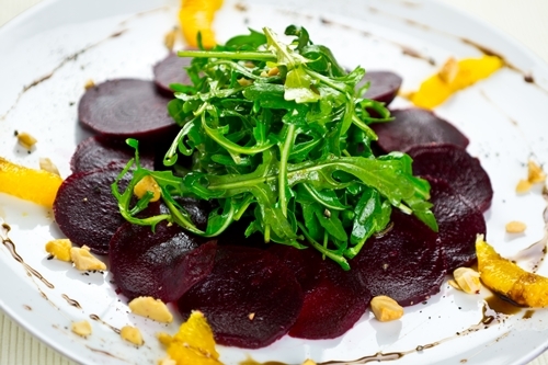 Sport-News-123.de | April-Rezept: Warmer Rucolasalat mit Orangenfilets auf Rote Bete Carpaccio (Vegetarierbund Deutschland)v